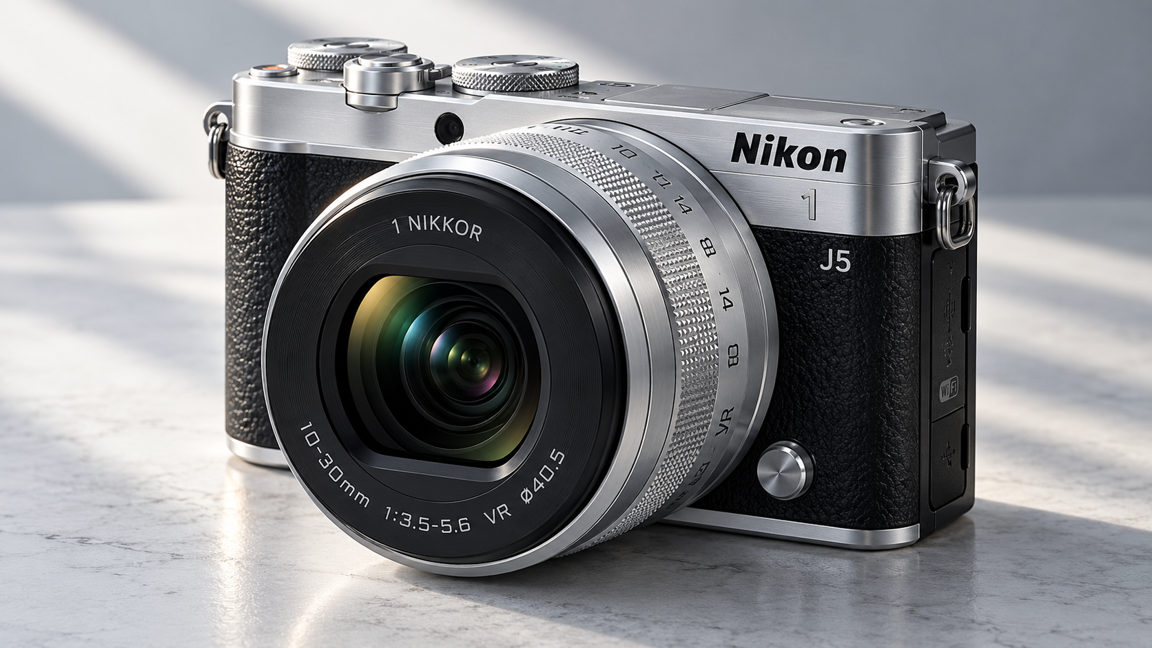Nikon 1 J5と標準ズームレンズ。デジタルカメラの小型化を示す製品例