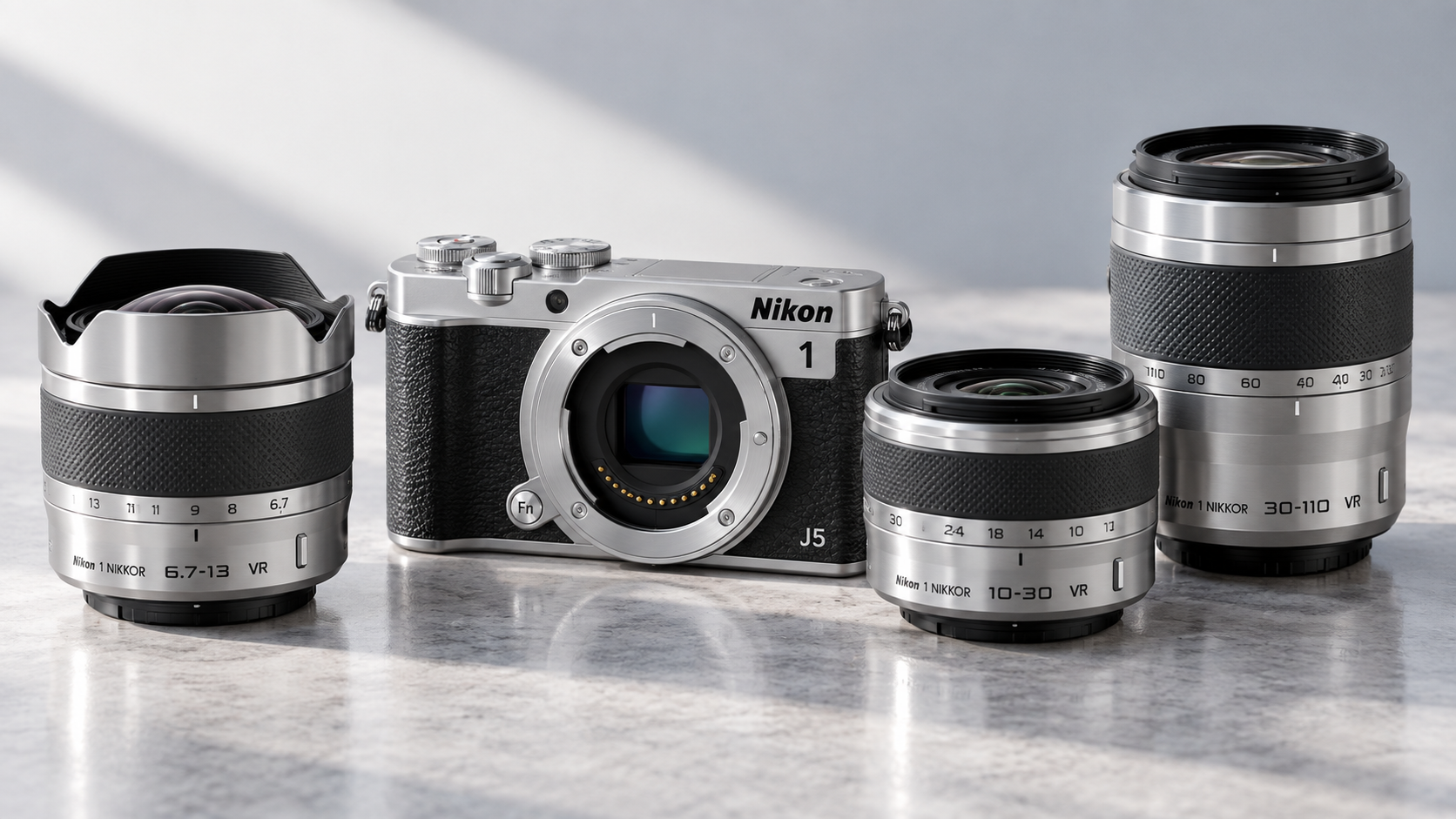 Nikon 1 J5本体と1 NIKKOR 6.7-13mm、10-30mm、30-110mmのレンズを並べたレンズラインアップ画像